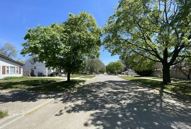 1317 E Muir Avenue, Hazel Park, MI 48030