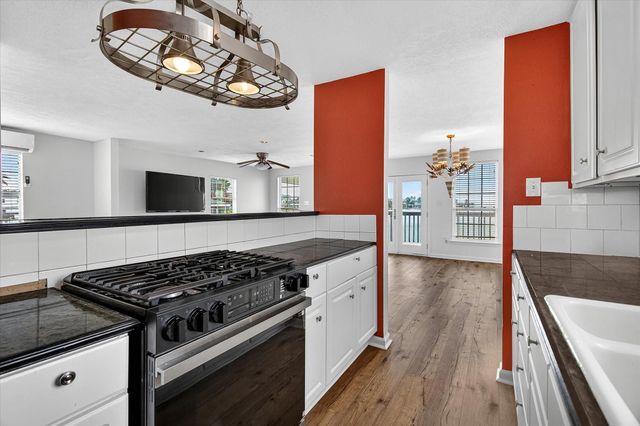 1 Highland Drive, Hitchcock, TX 77563
