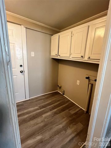 107 E Georgia Avenue, Bessemer City, NC 28016