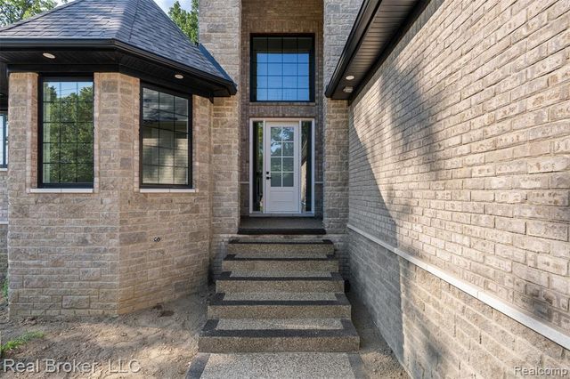 12114 22 Mile Rd, Shelby Twp, MI 48315