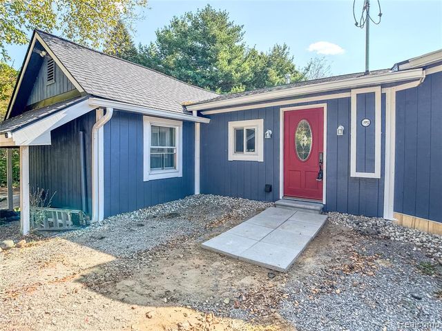 7441 Tipsico Lake Road, Holly, MI 48442