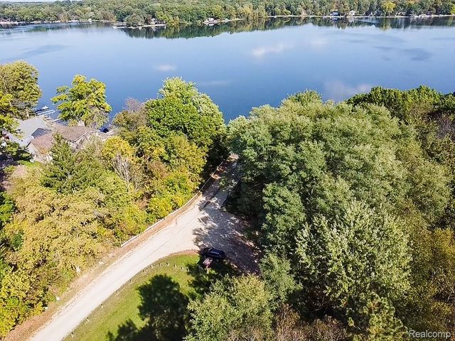7441 Tipsico Lake Road, Holly, MI 48442