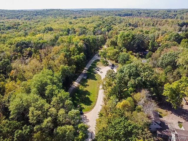 7441 Tipsico Lake Road, Holly, MI 48442