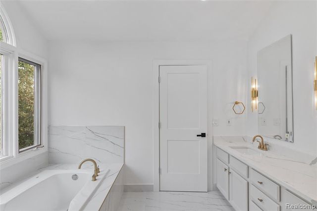 2841 Treyburn Lane, West Bloomfield, MI 48324