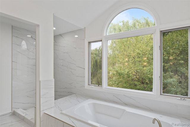 2841 Treyburn Lane, West Bloomfield, MI 48324