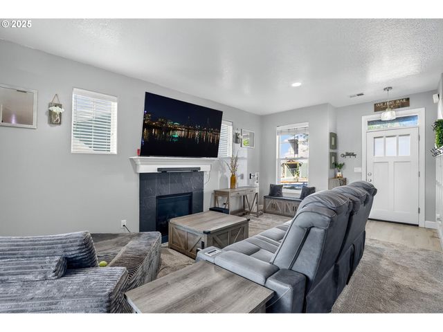 19135 VILLAGE Blvd, Sandy, OR 97055