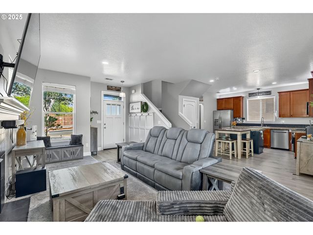 19135 VILLAGE Blvd, Sandy, OR 97055