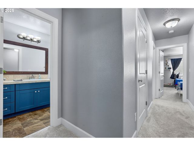 19135 VILLAGE Blvd, Sandy, OR 97055