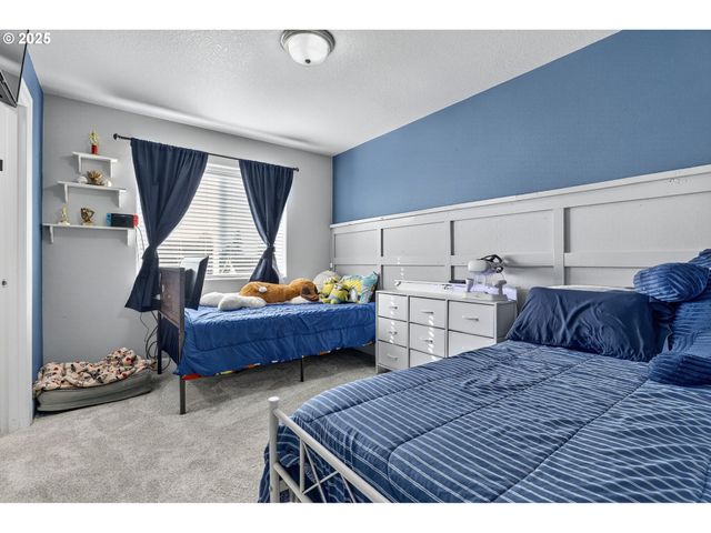 19135 VILLAGE Blvd, Sandy, OR 97055