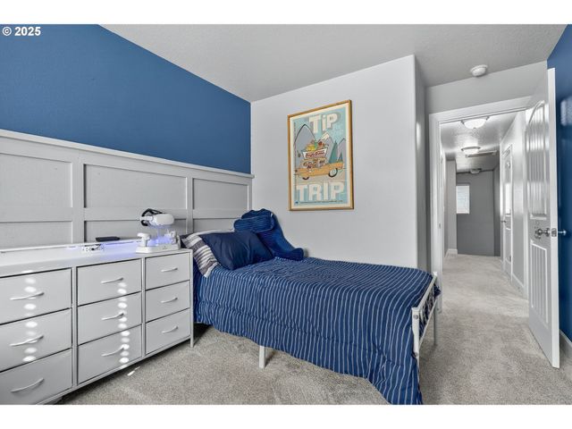 19135 VILLAGE Blvd, Sandy, OR 97055