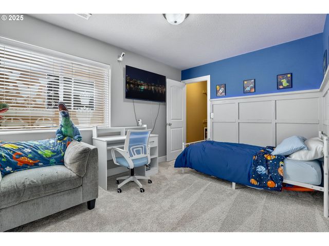 19135 VILLAGE Blvd, Sandy, OR 97055