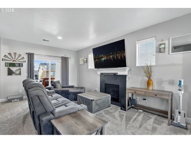 19135 VILLAGE Blvd, Sandy, OR 97055