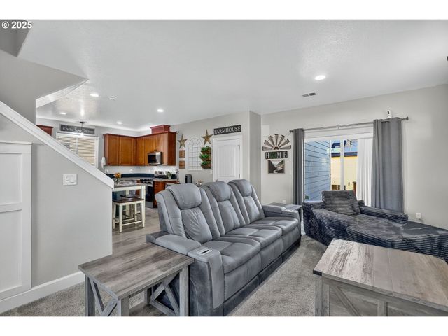 19135 VILLAGE Blvd, Sandy, OR 97055