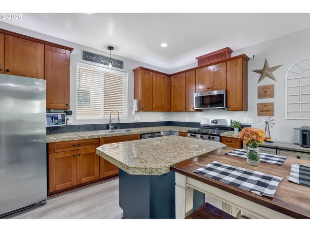 19135 VILLAGE Blvd, Sandy, OR 97055