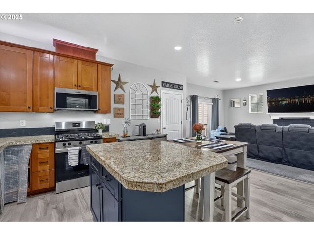 19135 VILLAGE Blvd, Sandy, OR 97055