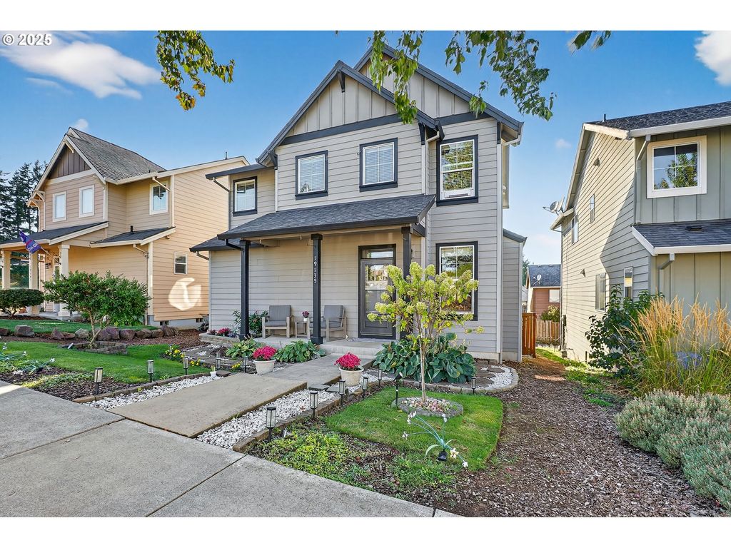 19135 VILLAGE Blvd, Sandy, OR 97055