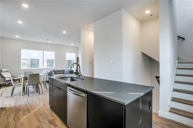 427 W 10th Street 303, Dallas, TX 75208