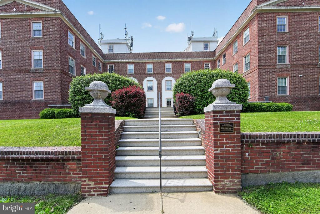 709-711 N BROOM ST, WILMINGTON, DE 19805 — exterior
