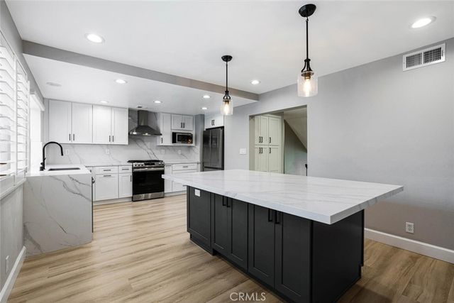 5800 Owensmouth Avenue 4, Woodland Hills, CA 91367