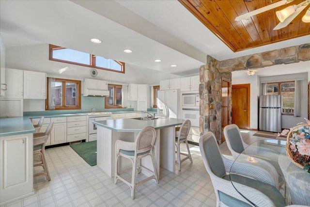 312 Spring DR, Huddleston, VA 24104