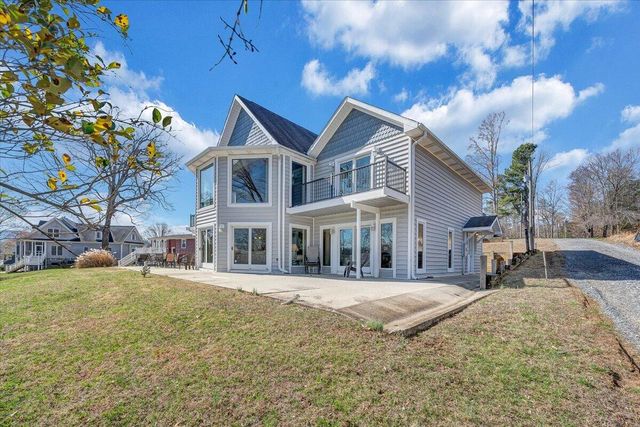 312 Spring DR, Huddleston, VA 24104