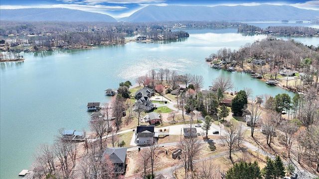 312 Spring DR, Huddleston, VA 24104