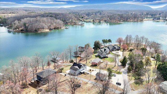 312 Spring DR, Huddleston, VA 24104