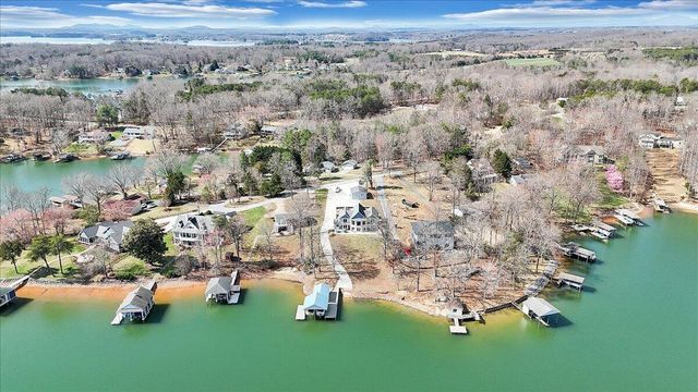 312 Spring DR, Huddleston, VA 24104