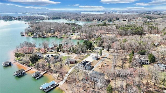 312 Spring DR, Huddleston, VA 24104