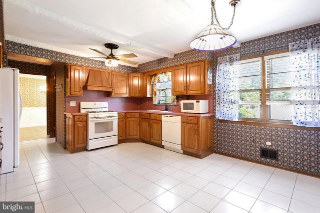 10 SANDTOWN TER, Hamilton, NJ 08690