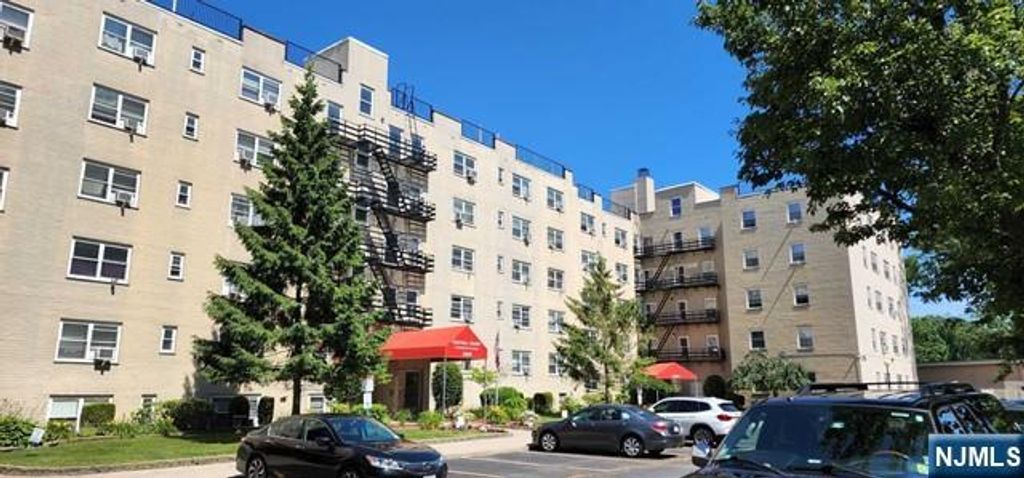 2215 N Central Road 2E, Fort Lee, NJ 07024