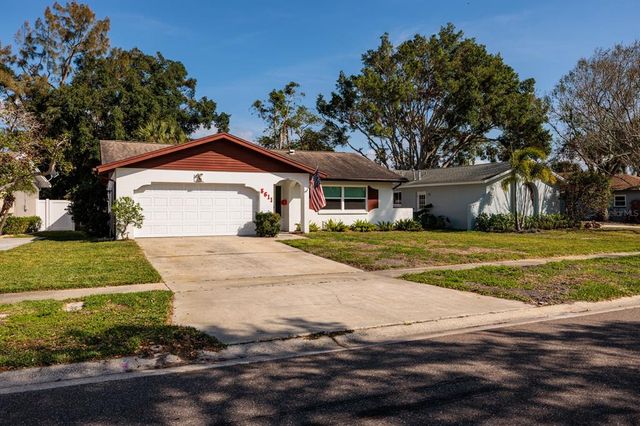 5611 VENETIAN BOULEVARD NE, St Petersburg, FL 33703