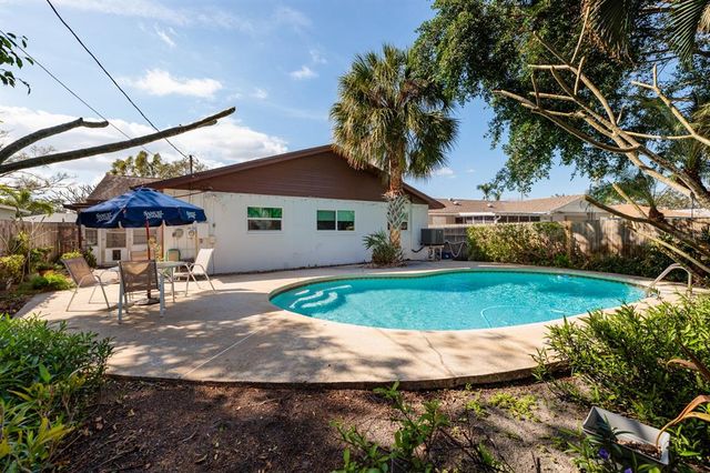 5611 VENETIAN BOULEVARD NE, St Petersburg, FL 33703