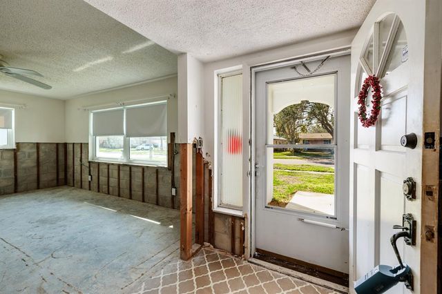 5611 VENETIAN BOULEVARD NE, St Petersburg, FL 33703