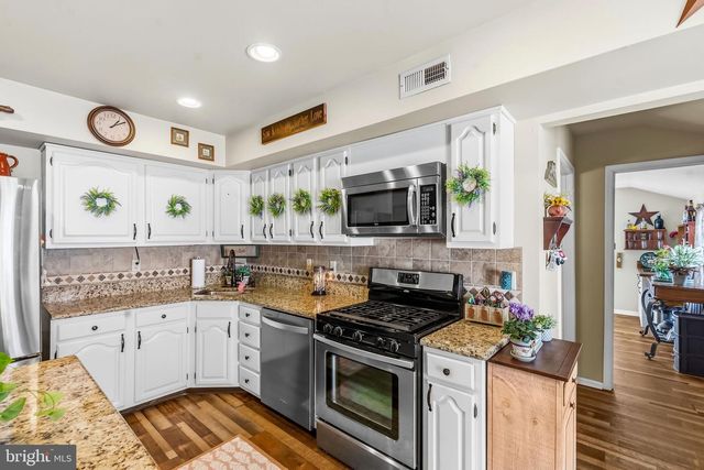 71 PARRY DR, Hainesport, NJ 08036