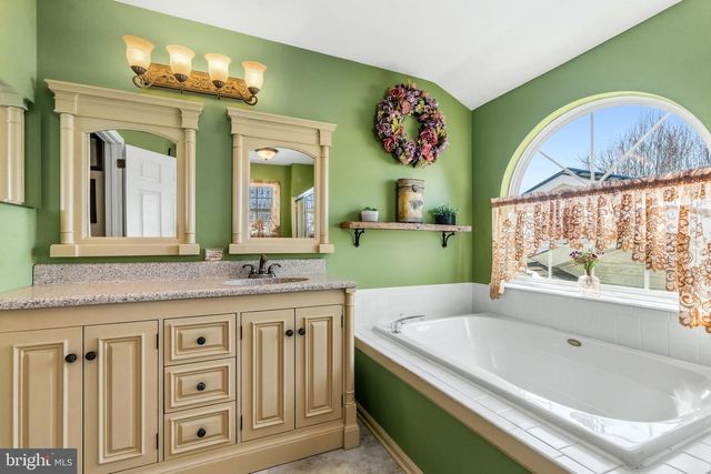 71 PARRY DR, Hainesport, NJ 08036