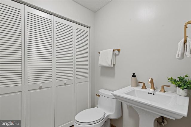 865 MOFFETT FORGE RD, Herndon, VA 20170