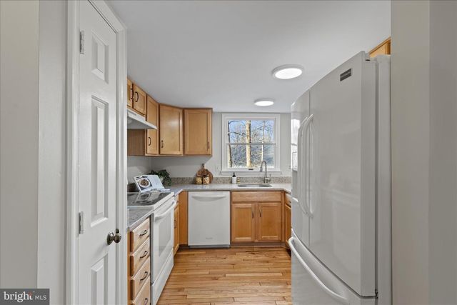 865 MOFFETT FORGE RD, Herndon, VA 20170