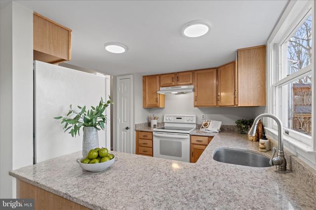 865 MOFFETT FORGE RD, Herndon, VA 20170