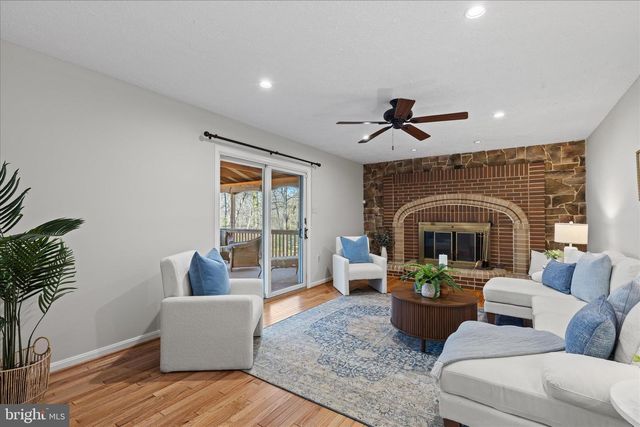 865 MOFFETT FORGE RD, Herndon, VA 20170