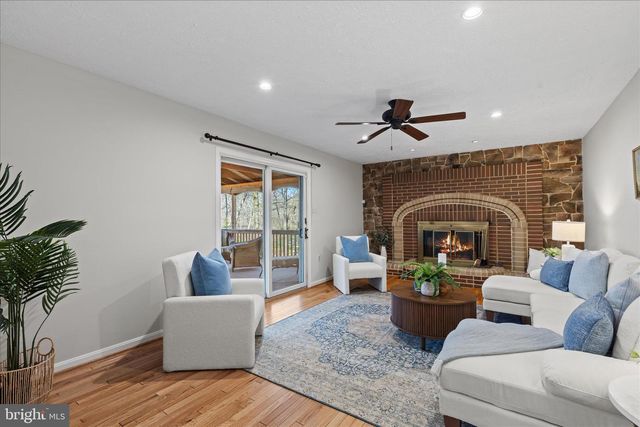 865 MOFFETT FORGE RD, Herndon, VA 20170