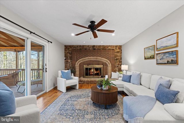 865 MOFFETT FORGE RD, Herndon, VA 20170