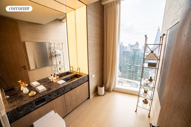 100 E 53rd St Apt 57A, New York City, NY 10022