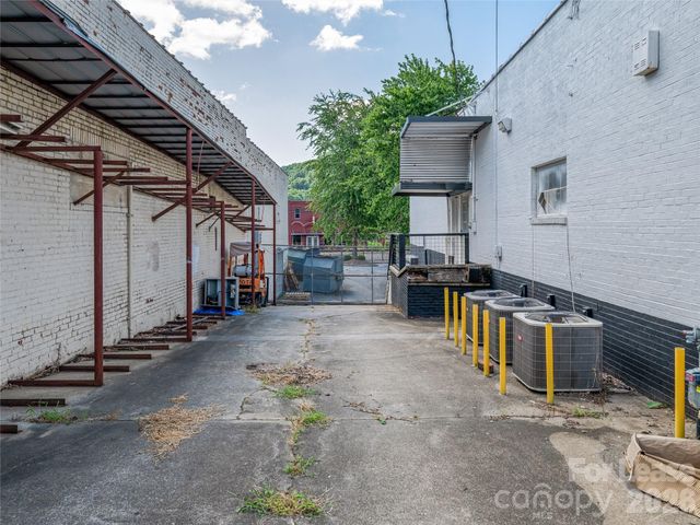 105 W Henderson Street, Marion, NC 28752