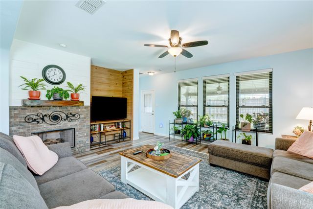 1201 Meadowlakes, Azle, TX 76020