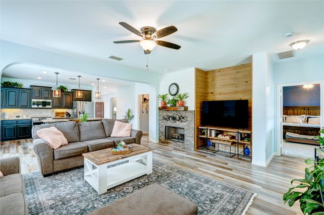 1201 Meadowlakes, Azle, TX 76020