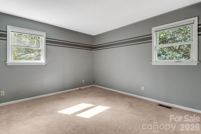 154 Surry Lane, Hendersonville, NC 28791