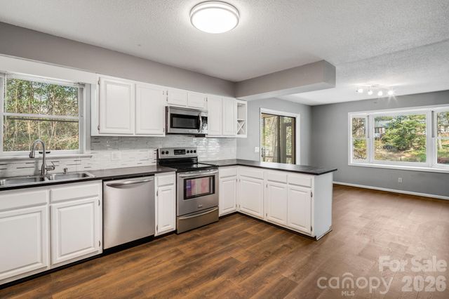 154 Surry Lane, Hendersonville, NC 28791