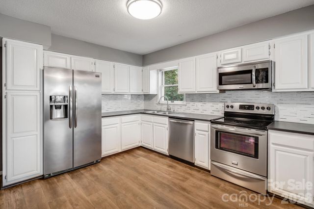 154 Surry Lane, Hendersonville, NC 28791