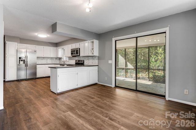 154 Surry Lane, Hendersonville, NC 28791